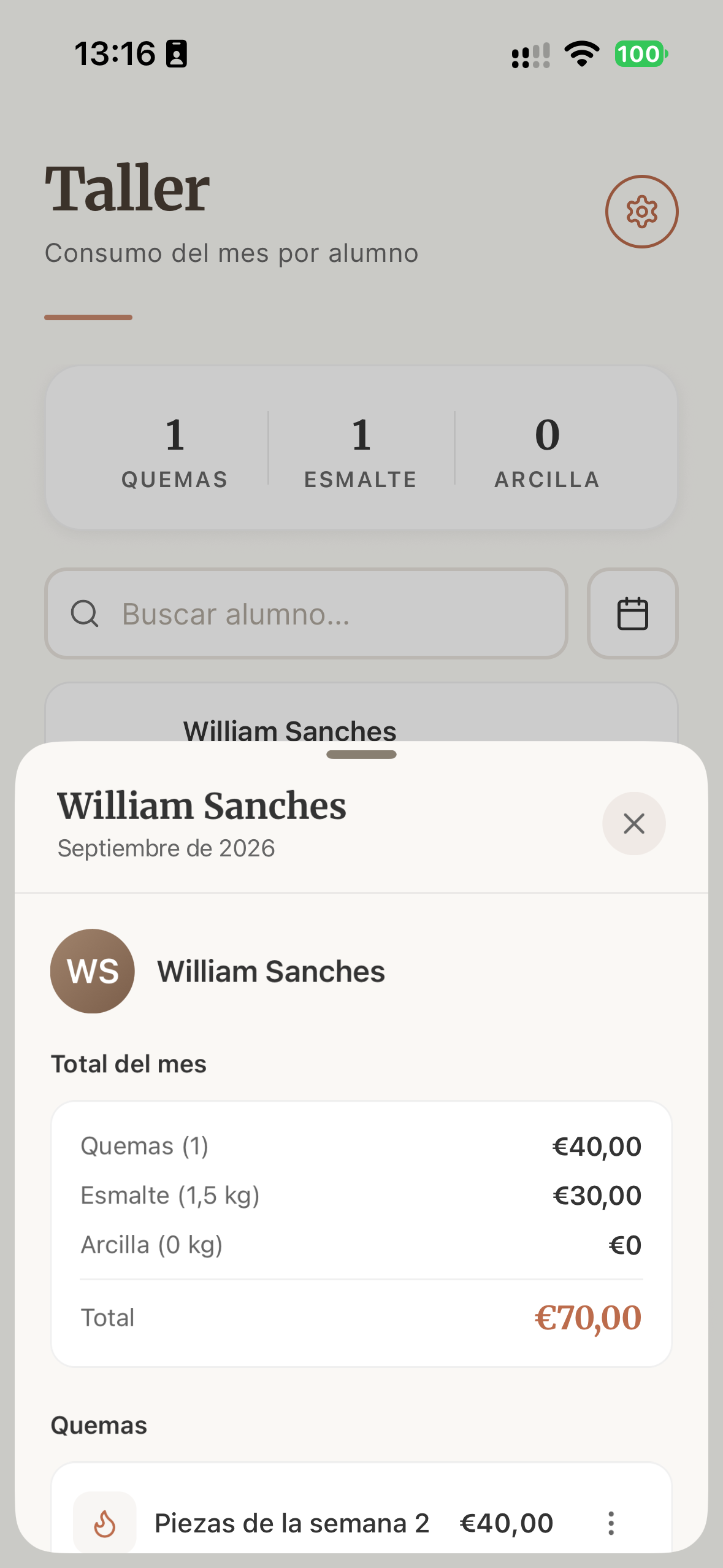 Pantalla de resumen mensual de Ceramik con las cocciones, arcilla y esmalte de un alumno, sus costos y el total del mes
