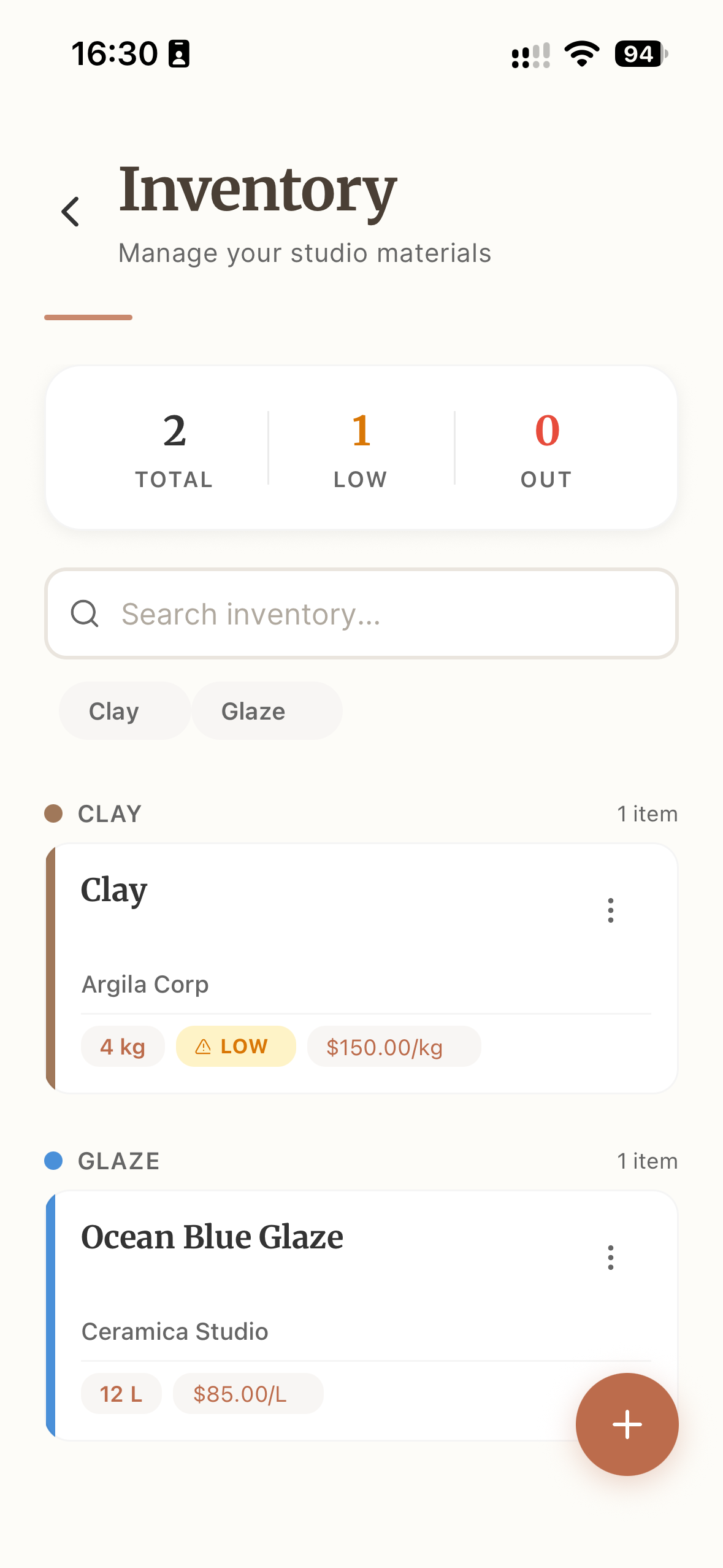 Ceramik inventory screen with clay and glaze stock, quantities, unit costs and a low-stock indicator