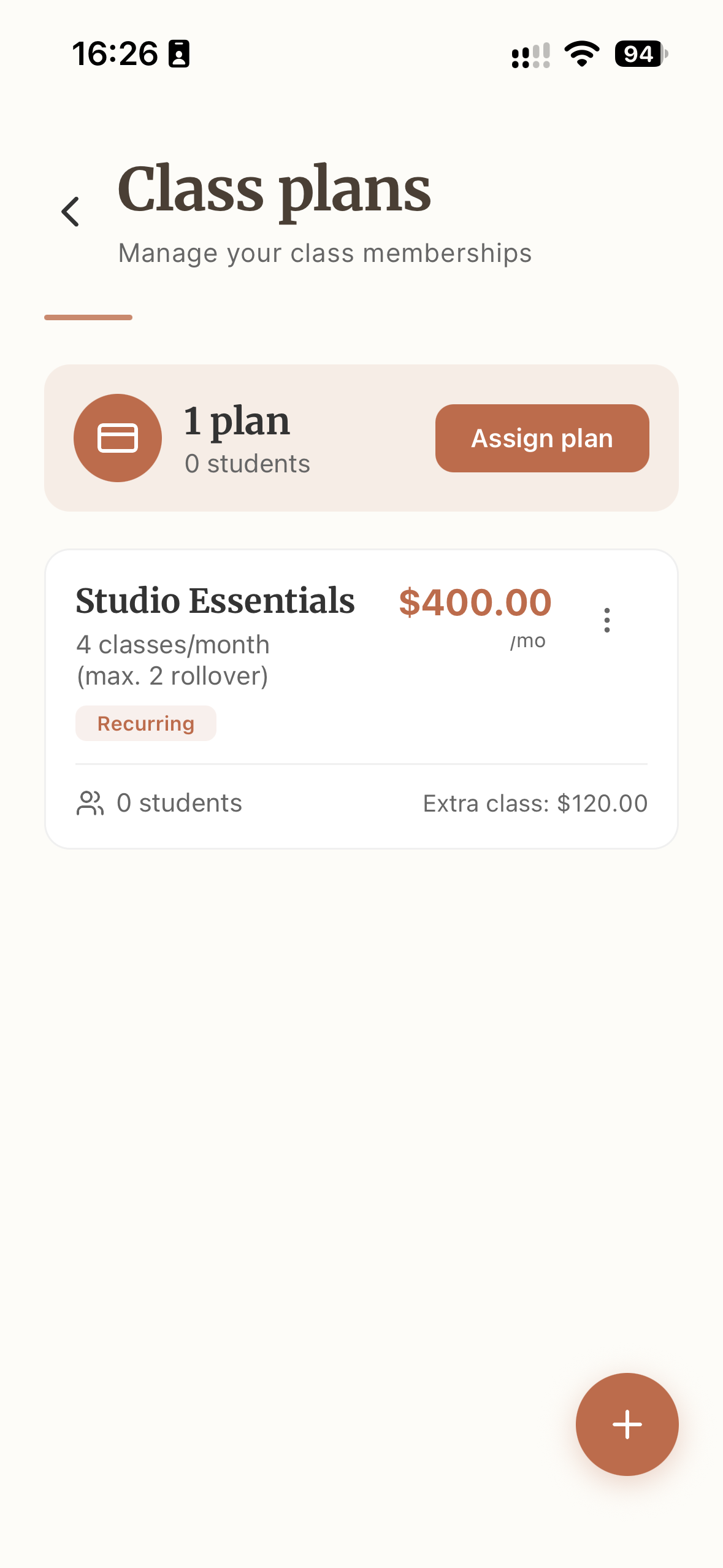 Ceramik class plans showing recurring memberships, included lessons, student counts and extra-class prices