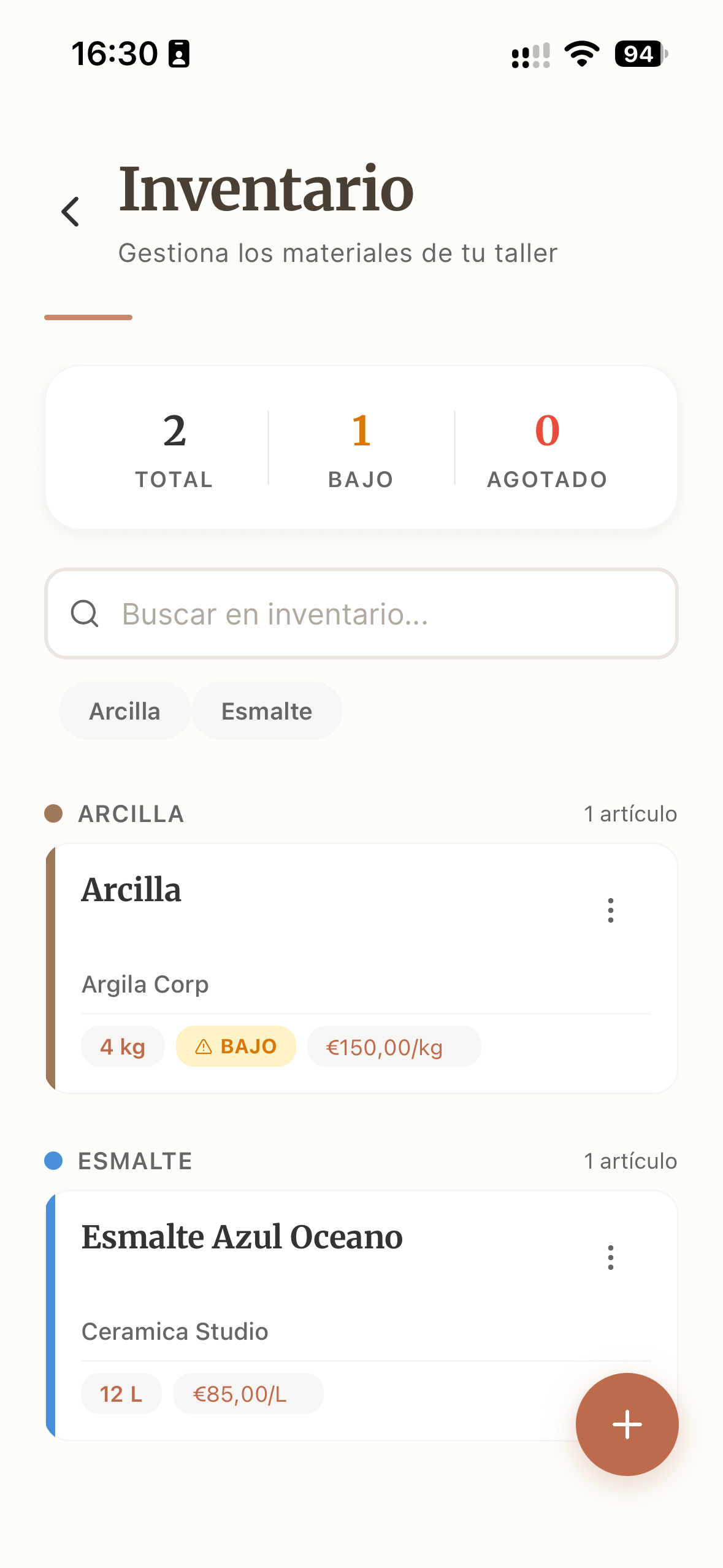 Inventario de Ceramik con arcilla y esmalte, cantidades, costos unitarios e indicador de stock bajo